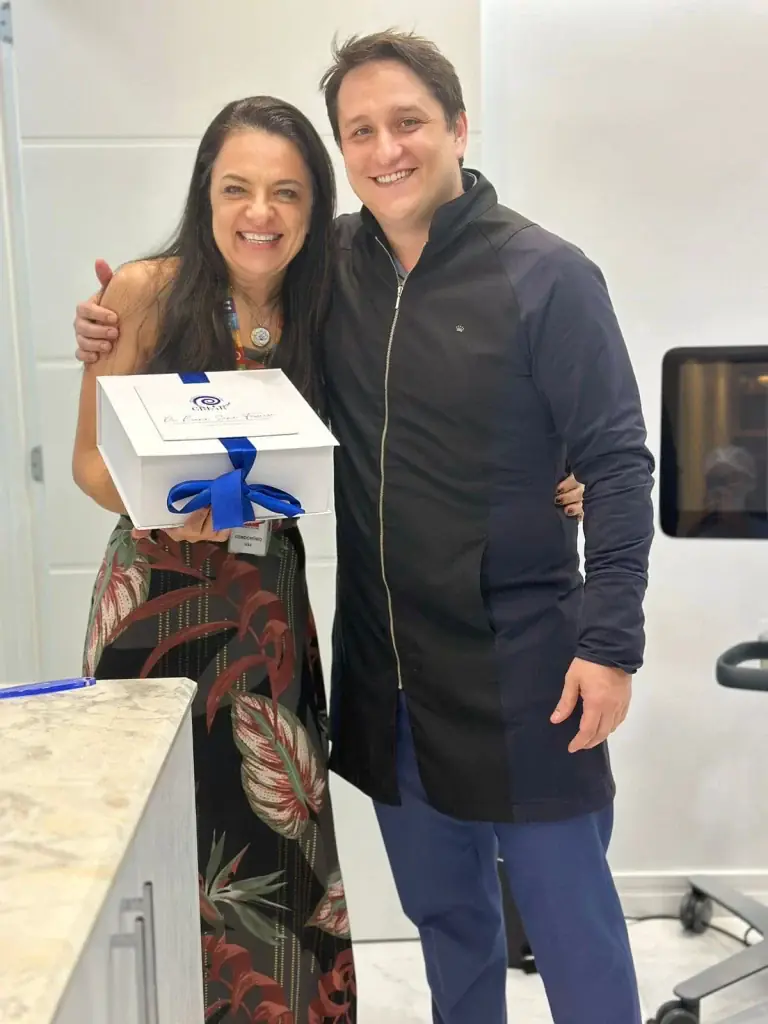 Paciente com Dr. Bruno Sena após tratamento